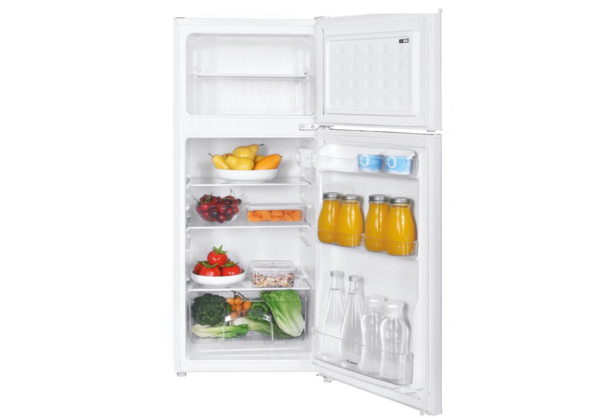 Στην εικόνα απεικονίζεται το δίπορτο ψυγείο Candy CDH1S313EW, με ανοιχτή πόρτα και γεμάτο με τρόφιμα.
